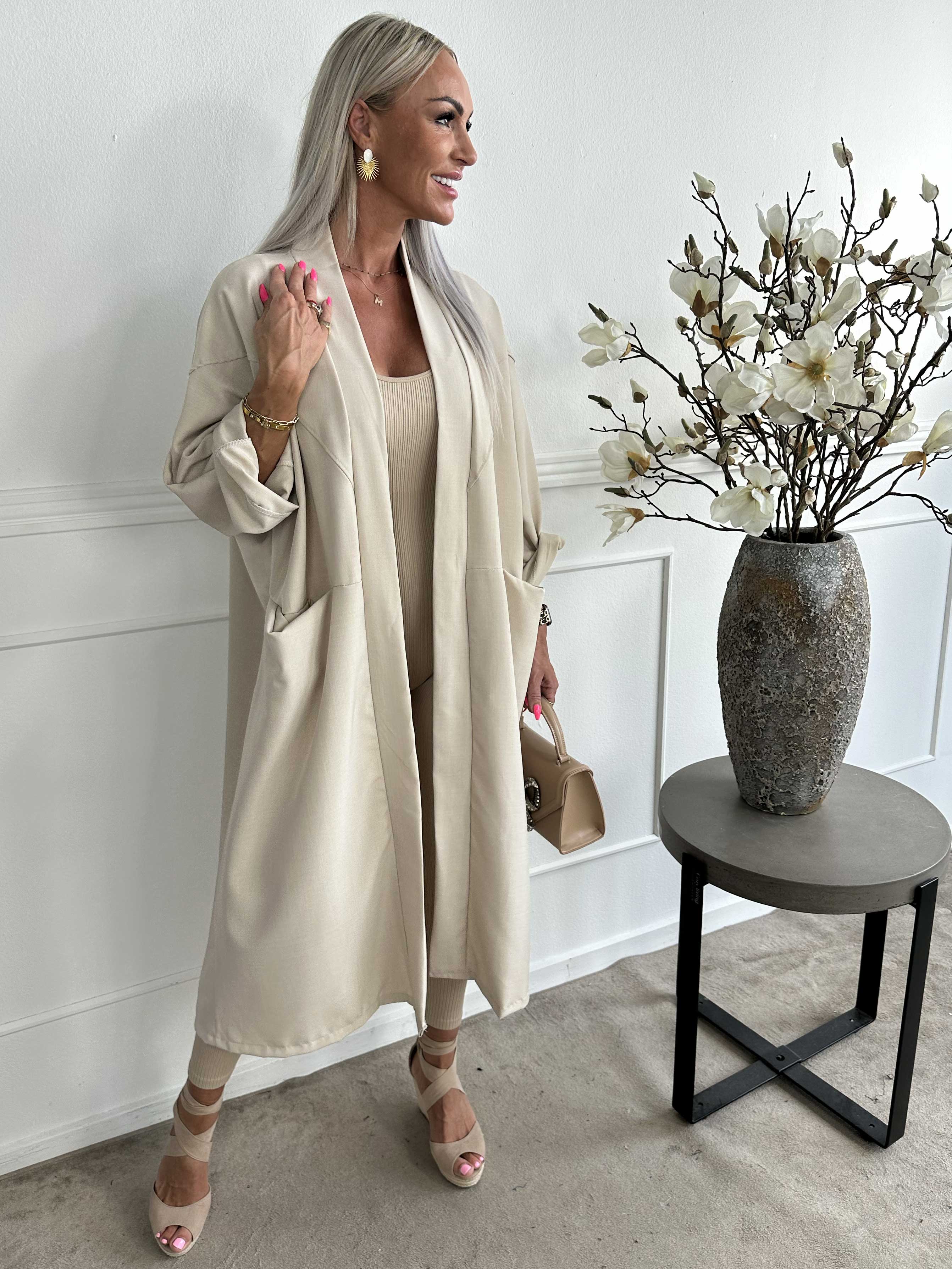 Annah Light - Oversized frakke med tydelige syninger og lommer